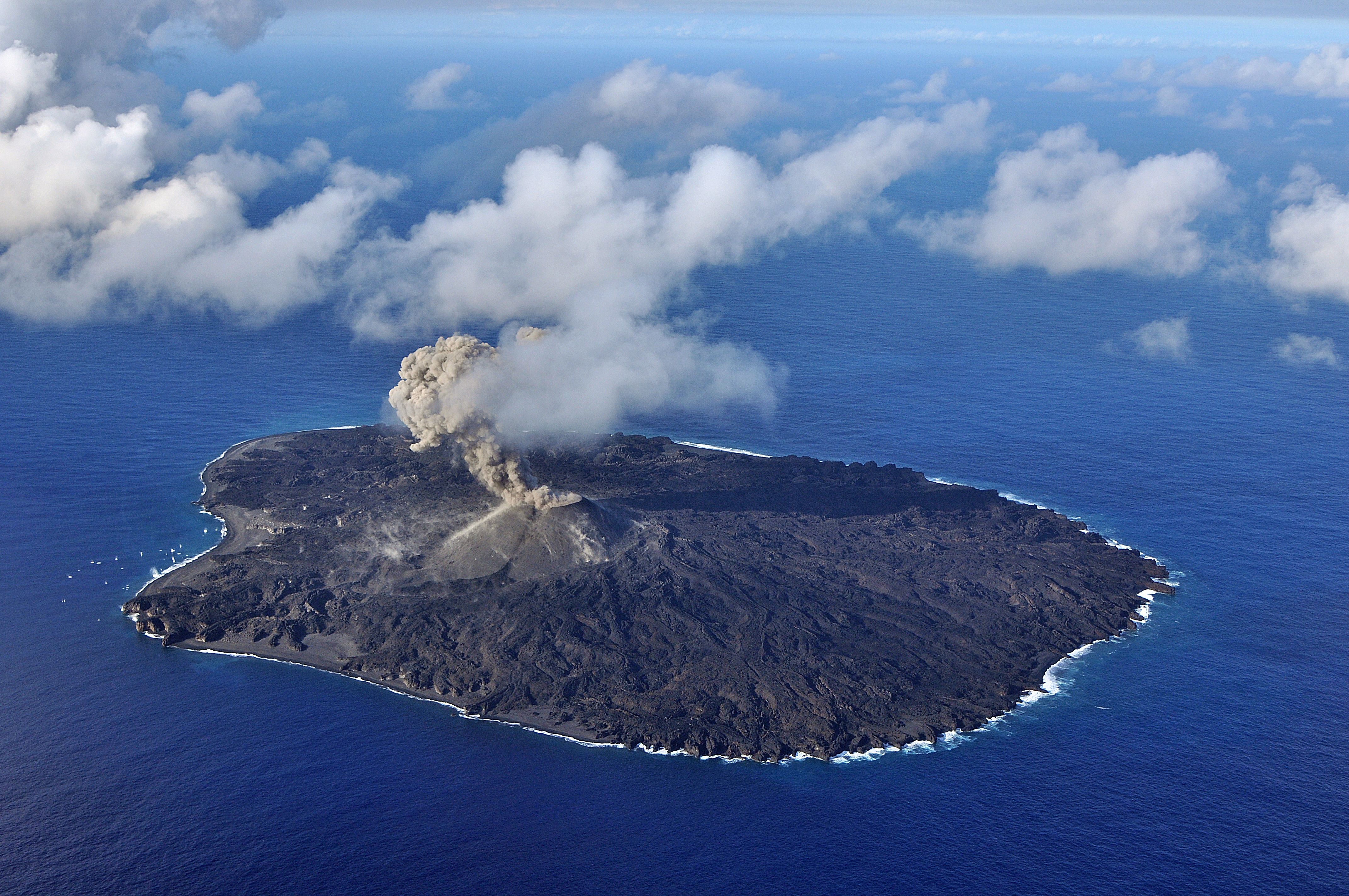 Volcano island. Остров Ниидзима, Япония. Нисиносима вулкан. Остров Ниидзима Япония 2013. Вулканический остров Нисиносима.