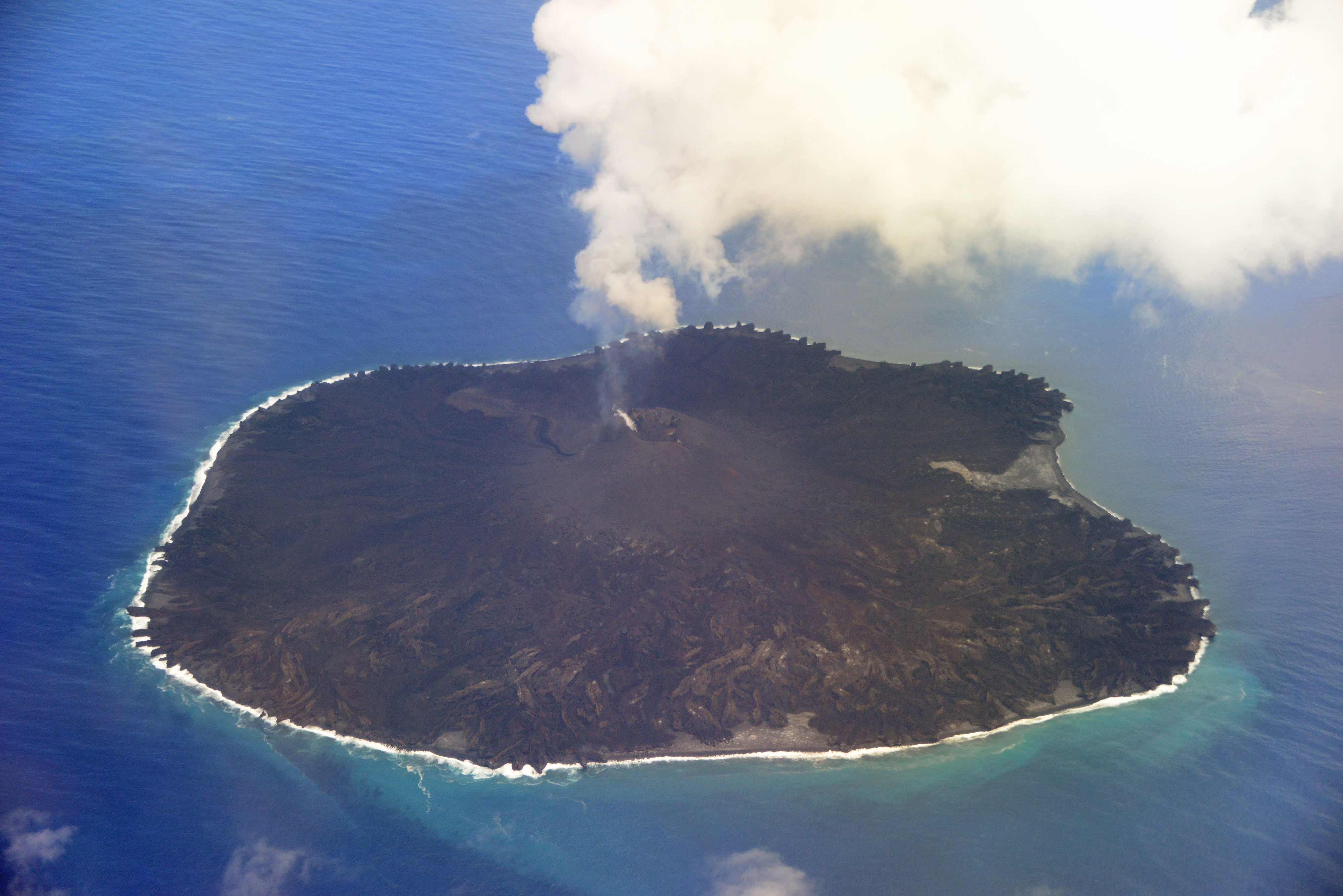 Шри ланка остров вулкан. Нисирос остров вулкан. Вулканический остров канву. Вулканы острова св Елены. Вулканические острова без растительности.